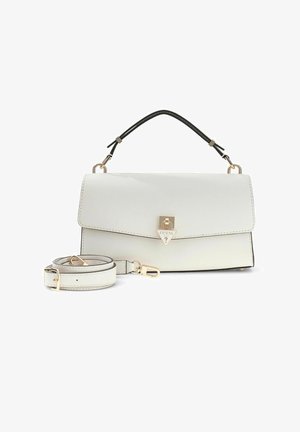 Sac à main rectangulaire blanc avec poignée supérieure noire, ferrures dorées, verrou logo Guess, et bandoulière blanche amovible enroulée à côté.