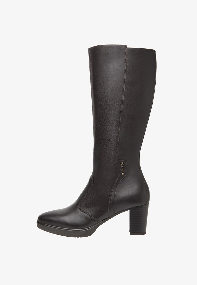 Stivale alto in pelle nera con punta affusolata, tacco quadrato e dettaglio laterale decorato con borchie dorate. Texture liscia e design elegante.