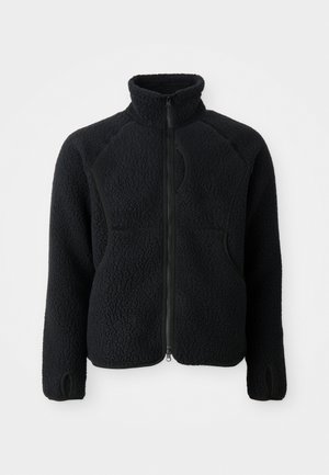 Giacca in pile nera con zip completa, colletto alto, tessuto testurizzato, due tasche frontali e aperture per il pollice sulle maniche lunghe.