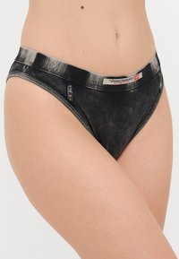 Svart bomullsbikini med en blekt denim-effekt. Har en kontrasterande midjeband med en logotag och subtila sömmar.