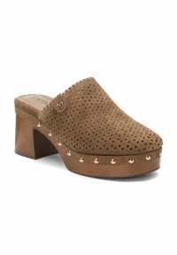 Bruine suede klomp met geperforeerd ontwerp, ronde neus en gouden studaccenten. Heeft een tan houten hak en een gladde bovenkant.