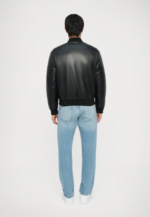 Poradie 5: Armani Exchange - Bunda z nepravej kože