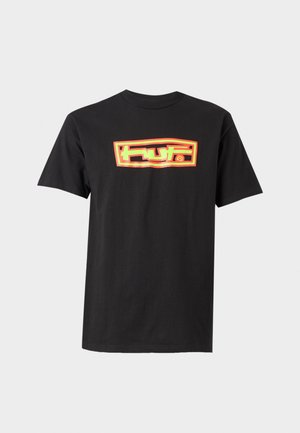 Czarny t-shirt z krótkim rękawem i okrągłym dekoltem, z prostokątnym żółto-czerwonym logo z napisem "huf" na środku na piersi.