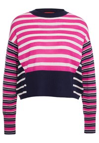 Pull court en maille à rayures horizontales rose, blanche et bleu marine, avec un col rond et des manches longues.