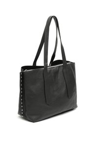 Sac fourre-tout en cuir noir avec texture lisse, coutures verticales, longues anses plates et accents de clous en argent sur un côté.