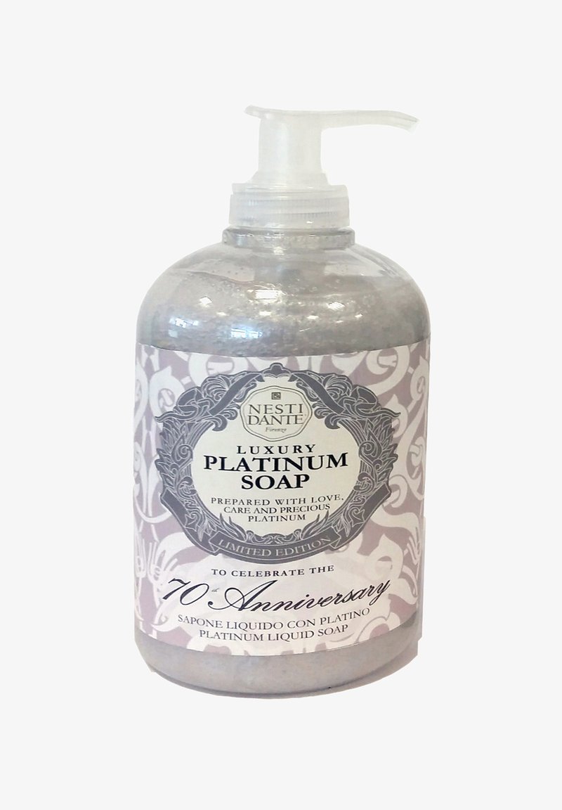 Luxuriöse Platinum-Flüssigseife in einer klaren Flasche mit Pumpmechanismus. Graue Flüssigkeit, kunstvoll gestaltetes silbernes und lila Etikett mit dekorativen Akzenten. Limitierte Auflage.