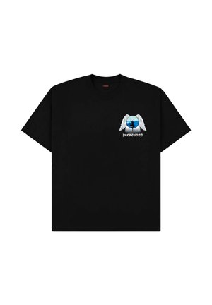 Zwart T-shirt met korte mouwen, bedrukt met een kleine afbeelding van een persoon die balanceert voor een blauwe cirkel met witte vleugels en het woord "PLEASURES" eronder.