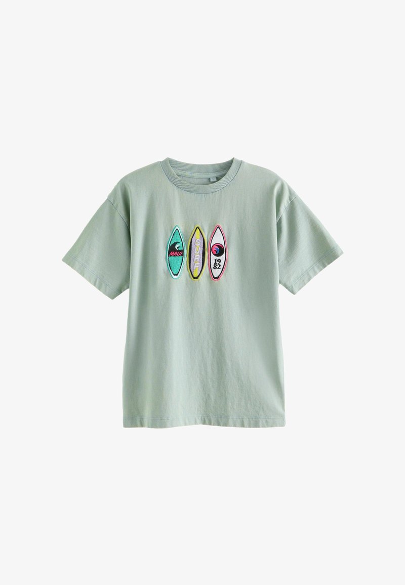 Ljusgrön bomull t-shirt med korta ärmar. Har tre broderade surfbrädemönster i teal, gult och rött, med textdetaljer.
