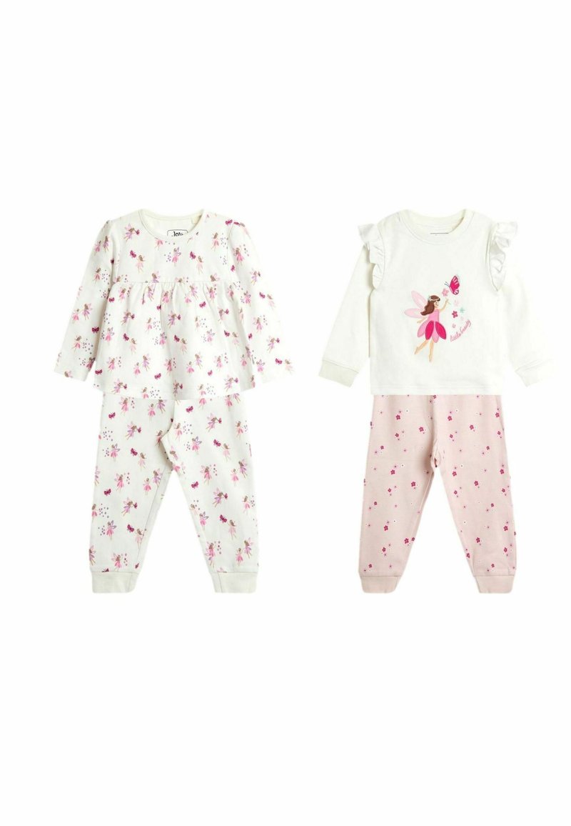 Twee sets kinderkleding: links een witte bloemenlange mouw top met roze broek; rechts een crèmekleurige top met ruffles en een roze broek met kleine patronen.