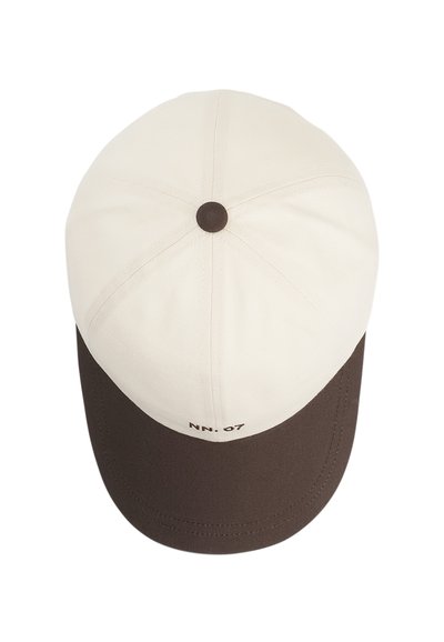 Beige ja tummanruskea kuusiosainen lippalakki, jossa "NN.07"-teksti ruskean lieriosan etuosassa.