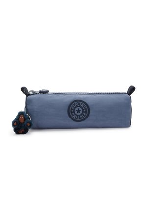 Estuche rectangular de tela azul con cremallera en la parte superior, logo de Kipling en el frente y un pequeño llavero de gorila de peluche unido al lateral.
