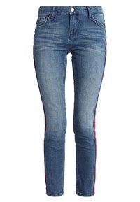 Vaqueros de denim azul ajustados con un lavado desgastado, que presentan rayas laterales rojas. El diseño incluye cinco bolsillos y un cierre de botón.