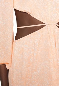 HUGO KASMATA - Robe de jour - apricot