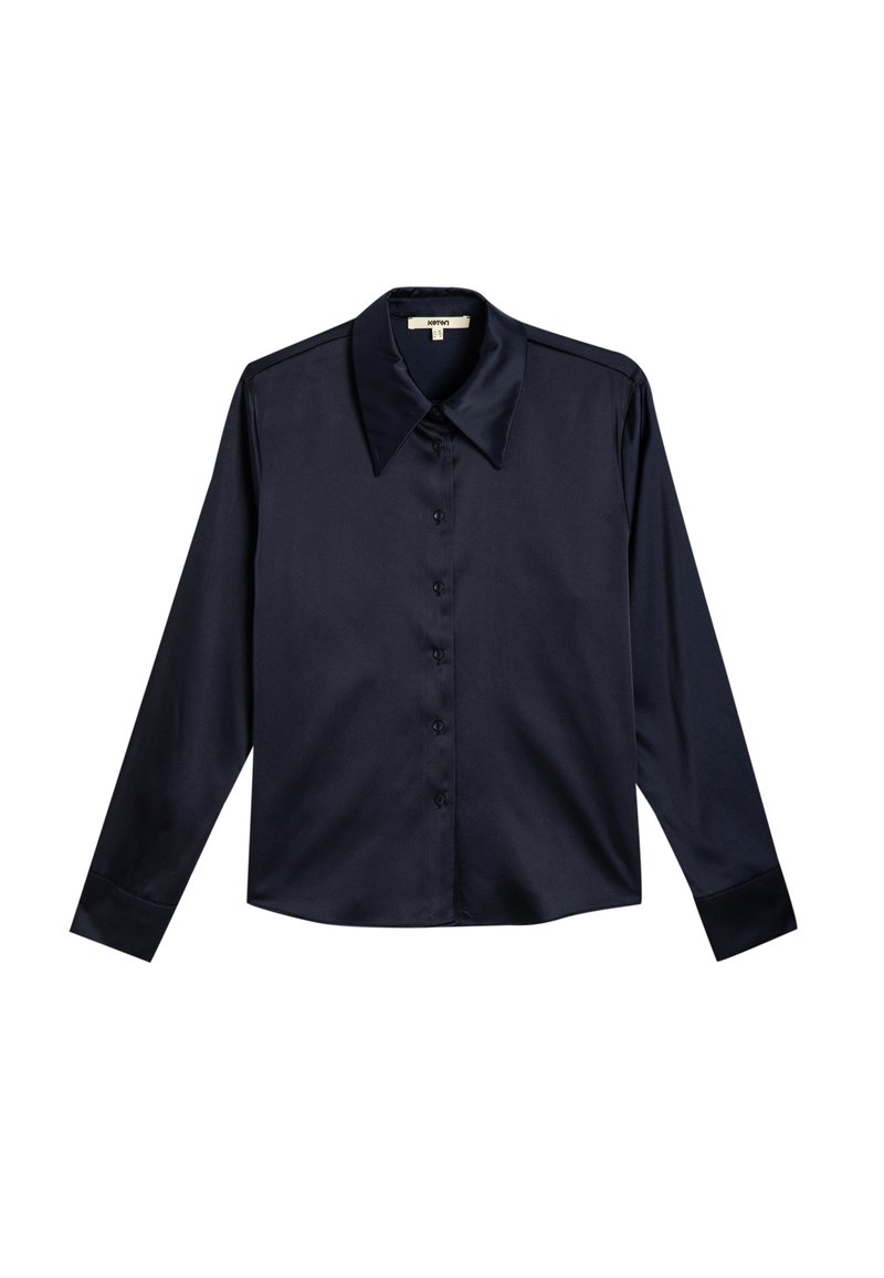 Camisa de satén azul marino con mangas largas, cuello puntiagudo y botón frontal completo. Textura suave con un corte holgado y un diseño minimalista.