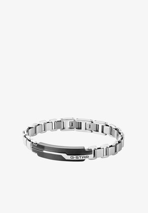 Sølvmetal link armbånd med en sort central plade indgraveret med "G-STAR" på en hvid baggrund.