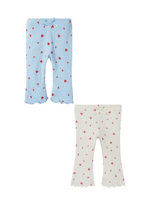 Zwei Paare weicher Baumwollleggings: eine hellblaue mit roten Herzmustern, eine weiße mit rosa Herzen. Beide haben einen gewellten Saum und Schleifen.