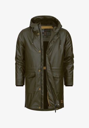 Veste imperméable vert olive avec capuche, fermeture éclair, boutons-pression, deux poches avant et une doublure intérieure noire contrastante.