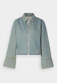 Kort denimjakke i lyseblå med glidelås foran, spiss krage og klokkeermer. Har subtile sømdetaljer og et brodert logo.