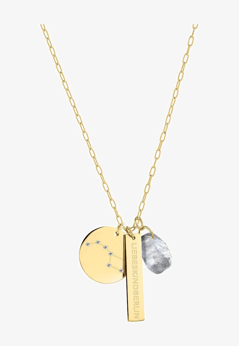 Gouden ketting met een schakeltouw, met drie hangers: een ronde schijf met een sterrenbeeld ontwerp, een rechthoekig label gegraveerd met "LIEBESKIND," en een gestructureerde grijze steen.