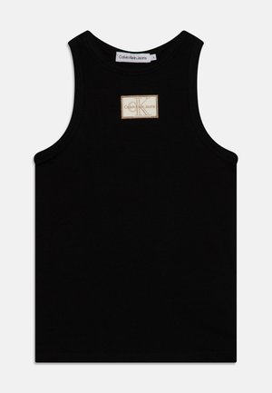 Schwarzes ärmelloses, geripptes Tanktop mit einem kleinen beigefarbenen Calvin Klein Jeans-Logo nahe dem Ausschnitt in der Mitte.