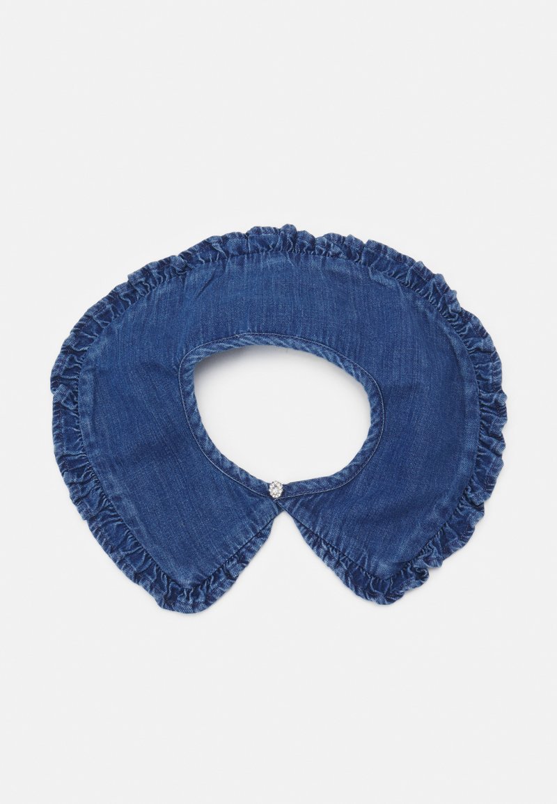 Colar de denim com bordas franzidas, cor azul escura, forma circular e detalhe de botão decorativo no centro da frente.
