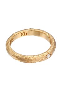 Goldfarbener Ring mit einer rauen, unregelmäßigen Oberfläche und einem kleinen Diamantakzent, der über einen glatten Innenring für zusätzlichen Tragekomfort verfügt.