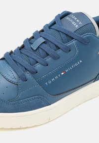 Tommy Hilfiger BASKET CORE LTH MIX ESS - Tenisky - aegean sea