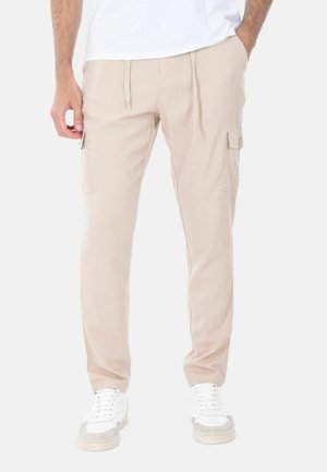 Pantaloni cargo beige con vita elastica, dotati di tasche laterali e una vestibilità comoda. Realizzati in tessuto di cotone leggero.