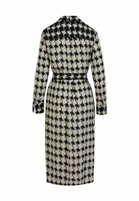 Μακρυμάνικο midi φόρεμα σε μοντέρνο μοτίβο houndstooth σε ασπρόμαυρο, με ζώνη και γιακά, εμφανίζεται από πίσω σε λευκό φόντο.
