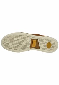Braune Wildleder-Sneaker mit einer weißen Gummisohle, die ein Fischgrät-Muster aufweist und ein dezentes Logo-Detail an der Seite hat.