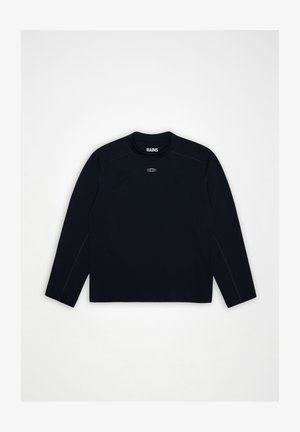 Zwart shirt met lange mouwen en ronde hals, met "RAINS" label op de kraag en een klein circulair logo onder de hals, plat gelegd op een witte achtergrond.
