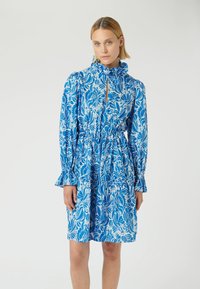 Blauwe bloemenprint jurk met een geplooide taille, een gerimpelde kraag en lange mouwen. Gemaakt van lichtgewicht stof, met een halve knoopsluiting.