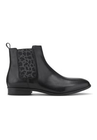 Botas de cuero negras hasta el tobillo con un panel texturizado negro con un diseño de estampado de leopardo, elástico lateral y un tacón bajo.
