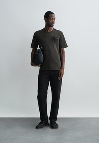 NN.07 PEDRO - Apdrukāts T-krekls - dusky port