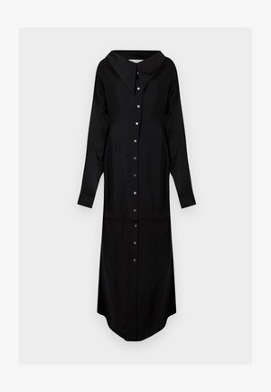 Μακρύ μαύρο φόρεμα με κουμπιά, με φαρδύ γιακά και μακριά μανίκια, ελαφρώς φαρδύ τελείωμα, απεικονίζεται σε λευκό φόντο.