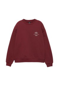 Bordeauxrode trui met ronde hals en lange mouwen, met witte tekst op de borst waarop staat: "Los Angeles Riverside / California P&B."