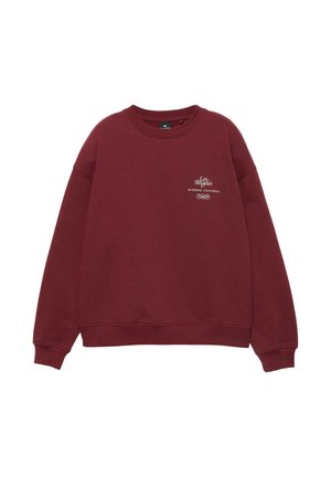 Bordó színű, hosszú ujjú, kerek nyakú pulóver, fehér felirattal a mellrészen, amely így szól: "Los Angeles Riverside / California P&B."