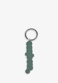 Llavero de cuero verde con un acabado texturizado, que presenta una forma alargada única con acentos circulares y rectangulares. Anilla de metal plateado adjunta.