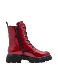 Rote Lackleder-Ankle Boots mit einer klobigen schwarzen Sohle, ausgestattet mit einem Reißverschluss und Schnürsenkeln zur Verschluss, sowie einem gepolsterten Schaft. Strukturierte Oberfläche.