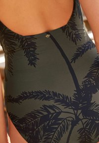 Next REGULAR FIT - Peldkostīms - khaki green palm