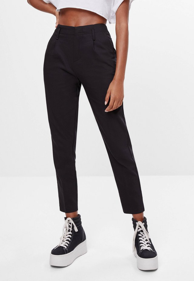 MIT BUNDFALTEN - Chinos - black