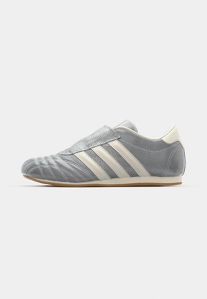 adidas Originals TAEKWONDO - Scarpe senza lacci - silver metallic/off white