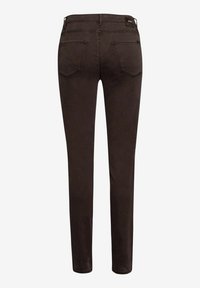 Tmavohnědé slim fit kalhoty zobrazené zezadu s dvěma zadními kapsami, poutky na opasek a malou černou značkovou nášivkou na pase.