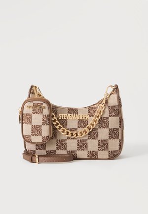 Beżowo-brązowa torebka Steve Madden w wzory z dopasowanym małym woreczkiem, złotym łańcuszkiem i regulowanym brązowym paskiem na jednolitym tle.