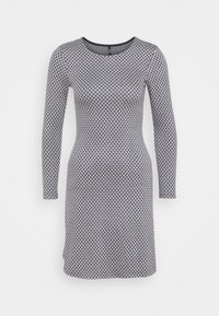 Vestito a maniche lunghe con motivo a diamante in bianco e nero, design aderente con scollo rotondo, texture di tessuto morbido e lunghezza al ginocchio.