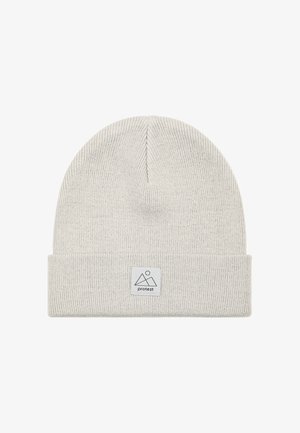 Lys grå strikket hue med foldet kant, der har et lille rektangulært logo med teksten "protest" og et geometrisk design.