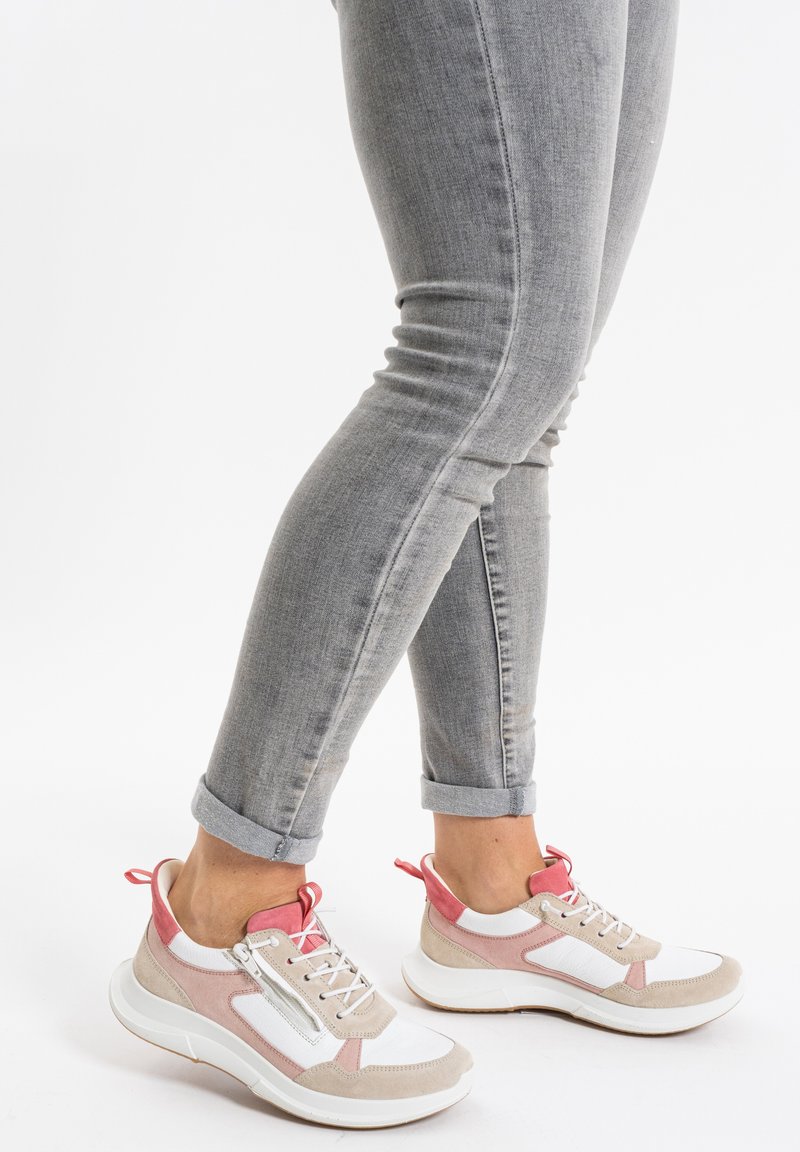 Schuhe: Mehrschichtige Sneakers in Weiß, Rosa und Beige. Merkmale sind ein niedriges Profil, Schnürdesign und eine texturierte Sohle.