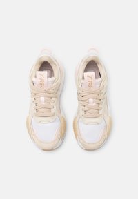 Sneaker beige e rosa pallido con tomaia in rete e camoscio, punta rotonda, suola testurizzata e chiusura con lacci. Accentuati da un logo sulla linguetta.