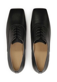 Schwarze Lederschuhe mit quadratischer Zehenform, die ein Schnürdesign und eine glatte Textur aufweisen. Das Innere ist beige mit geprägtem Branding.