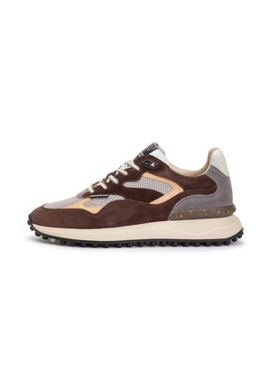 Braune und graue Sneaker mit Mesh- und Wildlederüberzügen, strukturierten Akzenten, dickem Gummisohle und gemustertem Nähten. Verfügt über Schnürsenkel und ein Markenetikett.